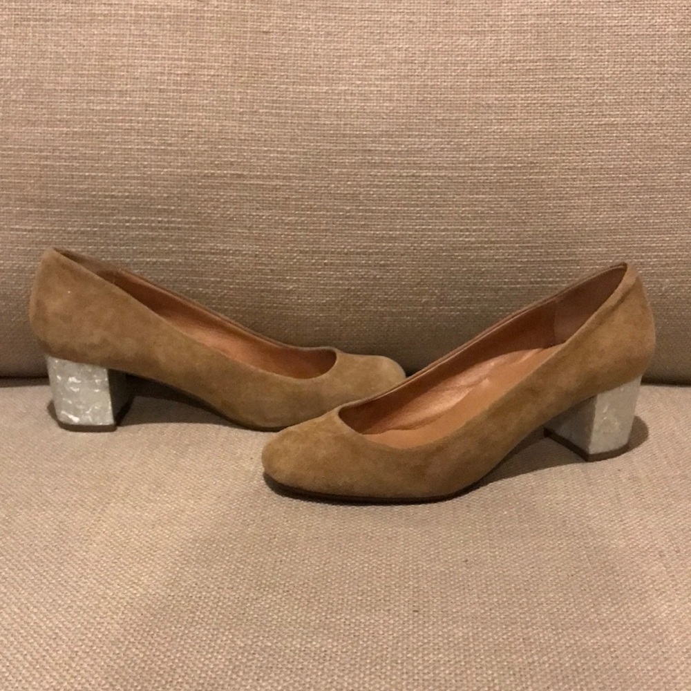 Beautiful tan suede w/ iridescent white heel. Sz 6 Nina originals
